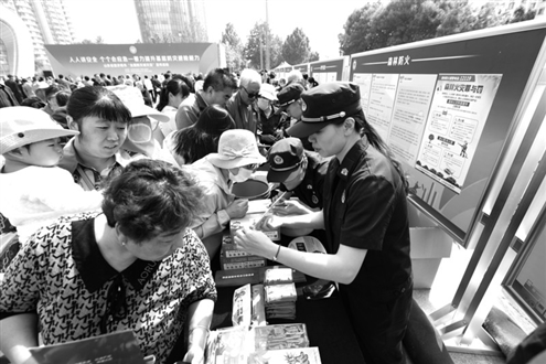 通过讲解,市民群众对消防救援有了更深入的了解 济南消防供图